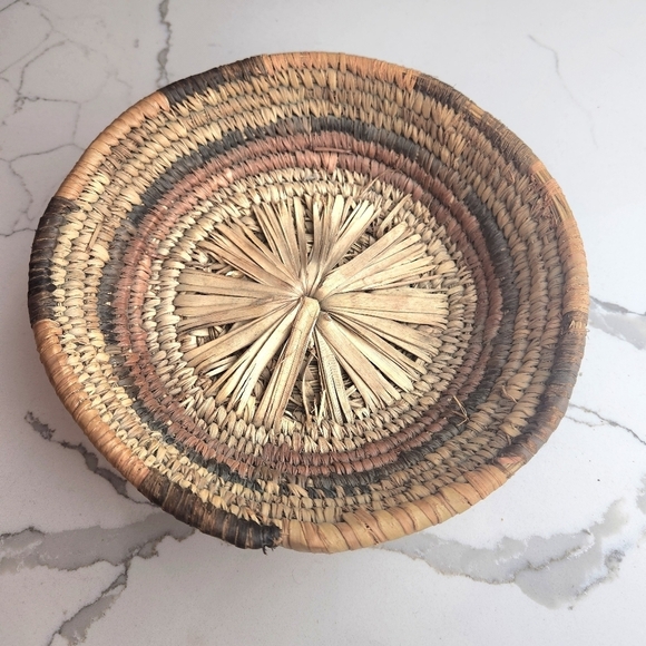 VINTAGE Artisan Native American Fiber Rush Woven Basket - Picture 5 of 6